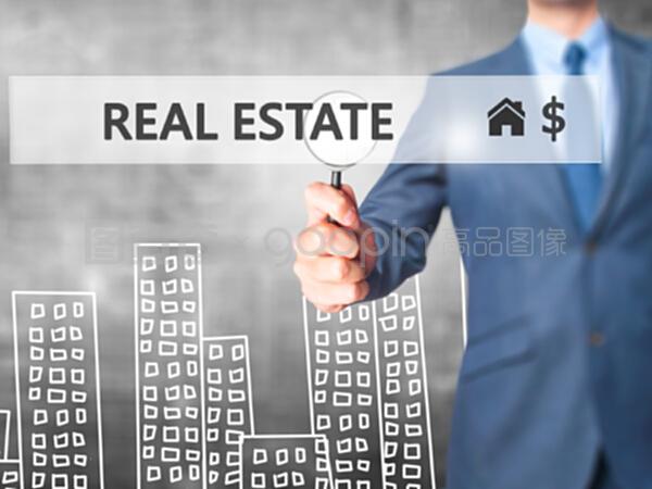 房地產(chǎn)經(jīng)紀(jì)人按下虛擬屏幕上的按鈕。